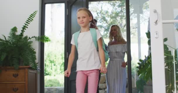 Família Caucasiana Desfrutando Seu Tempo Casa Voltando Para Casa Distanciamento — Vídeo de Stock