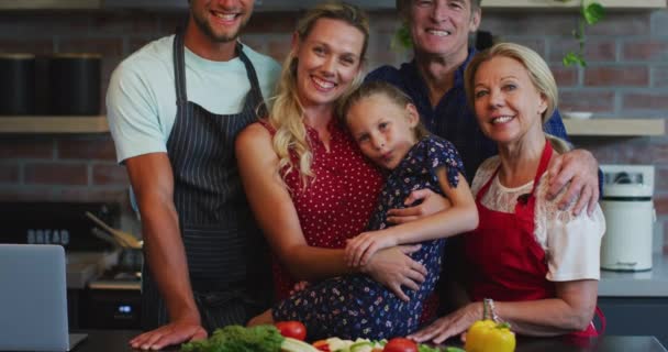 Família Caucasiana Múltiplas Gerações Desfrutando Seu Tempo Casa Cozinha Preparando — Vídeo de Stock