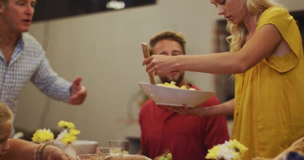 多代白人家庭享受他们在家里的时光 坐在桌旁 一起吃饭 社交场合的疏远 以及在科罗纳韦病毒肆虐时的自我隔离 动作缓慢 — 图库视频影像