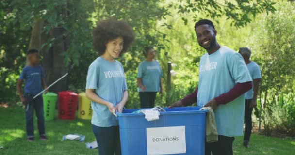 Familles Mixtes Multigénérationnelles Amusant Dans Jardin Portant Toutes Des Shirts — Video