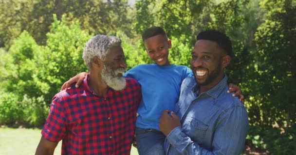 Familia Mestiza Multigeneracional Disfrutando Tiempo Jardín Abrazando Mirando Cámara Sonriendo — Vídeos de Stock