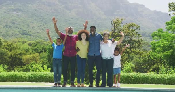 Familia Mixta Multigeneracional Disfrutando Tiempo Jardín Con Una Piscina Pie — Vídeos de Stock