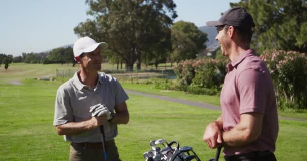 Dois Golfistas Caucasianos Num Campo Golfe Num Dia Ensolarado Com — Vídeo de Stock