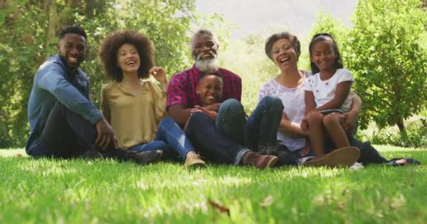 Famiglia Multigenerazionale Mista Che Gode Tempo Giardino Siede Sull Erba — Video Stock