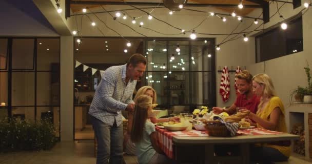 Famille Caucasienne Multigénérationnelle Jouissant Leur Temps Maison Assise Près Table — Video