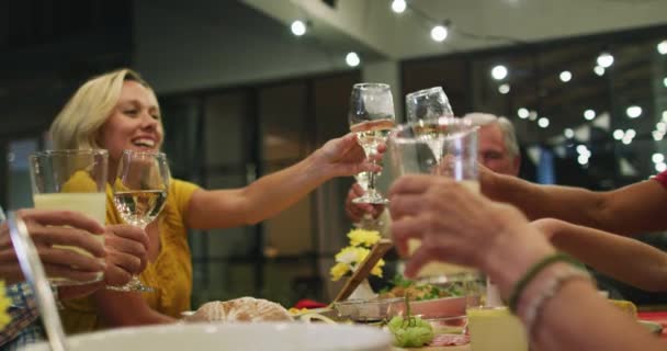 세대의 캅카스 가족들은 집에서 시간을 보내고 저녁을 건배를 사회적 거리를 — 비디오