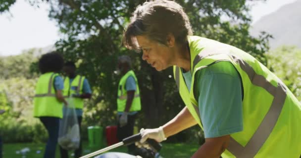 Mehrgenerationen Mischlingsfamilie Genießt Ihre Zeit Einem Garten Alle Tragen Blaue — Stockvideo