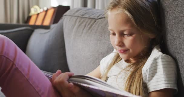 Chica Caucásica Que Disfruta Tiempo Casa Sentada Sofá Leyendo Libro — Vídeo de stock