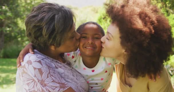 Multigenerační Smíšená Rasová Rodina Užívá Svůj Čas Zahradě Sedí Trávě — Stock video