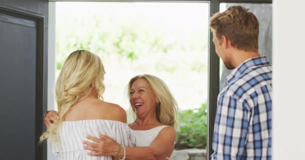 Alta Mujer Caucásica Que Disfruta Tiempo Casa Regresa Casa Saluda — Vídeo de stock