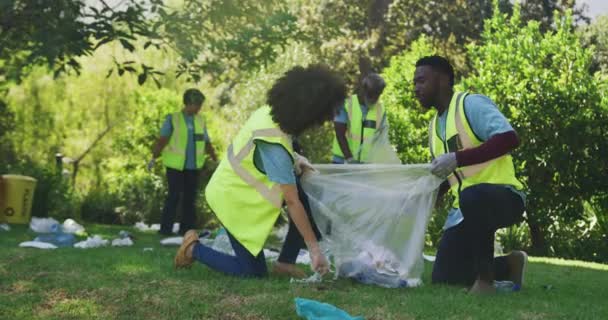 代代相传的混血种族家庭享受着在花园度过的时光 他们都穿着蓝色志愿T恤衫 慢吞吞地捡垃圾 — 图库视频影像
