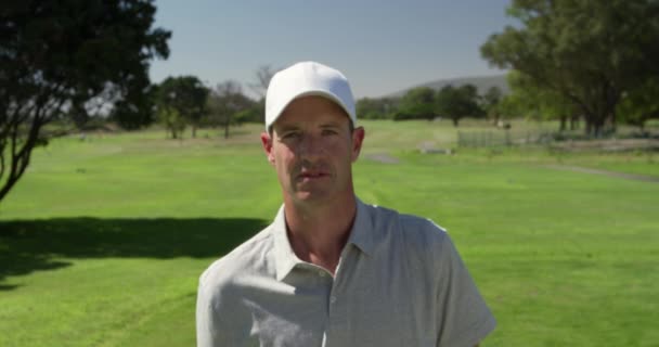 Portrét Zblízka Bělošského Golfisty Stojícího Golfovém Hřišti Slunečného Dne Čepici — Stock video