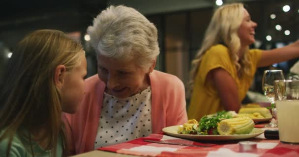 Familia Caucásica Varias Generaciones Que Disfrutan Tiempo Casa Sentados Mesa — Vídeo de stock