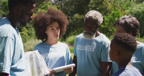 Multi Generazione Famiglia Razza Mista Godendo Loro Tempo Giardino Che — Video Stock