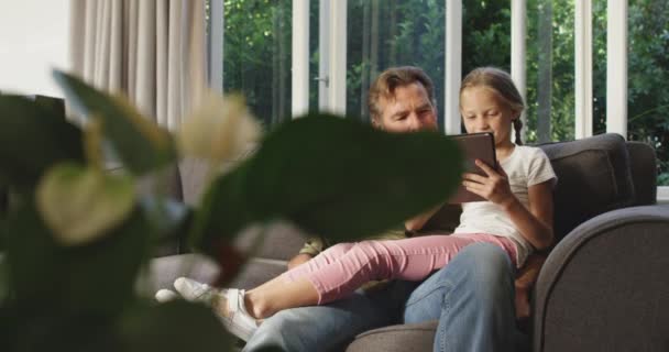 Niña Caucásica Disfruta Tiempo Casa Sentada Sofá Con Abuelo Sosteniendo — Vídeos de Stock