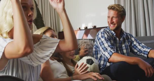 세대의 캅카스 가족들은 집에서 시간을 보내고 소파에 축구를 게임을 환호하고 — 비디오