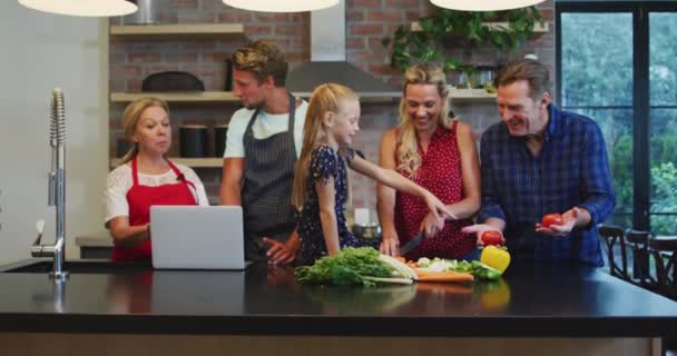 Çok Nesilli Kafkas Ailesi Evde Vakit Geçiriyorlar Mutfakta Duruyorlar Yemek — Stok video
