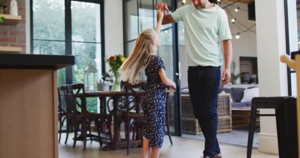 Chica Caucásica Disfrutando Tiempo Casa Bailando Con Padre Cocina Distanciándose — Vídeo de stock