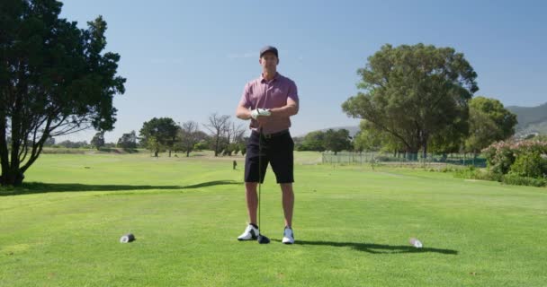 Golfista Caucasiano Campo Golfe Dia Ensolarado Usando Boné Luva Shorts — Vídeo de Stock