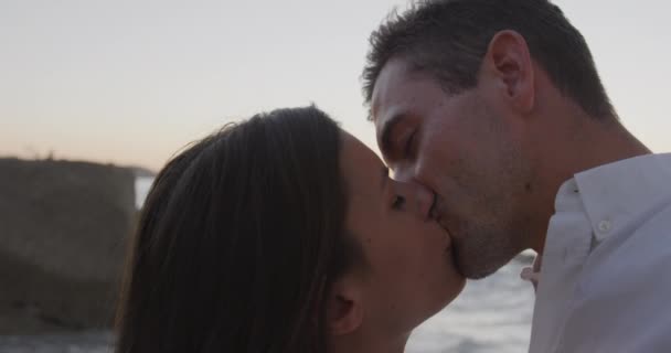 Sidovy Över Glad Ung Vit Par Avkopplande Vid Havet Kysser — Stockvideo