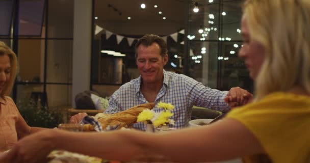 Multigenerační Bělošská Rodina Užívá Svůj Čas Doma Sedí Stolu Večeří — Stock video