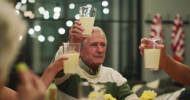 Multigenerační Bělošská Rodina Užívá Svůj Čas Doma Sedí Stolu Večeří — Stock video