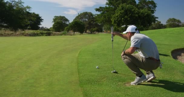 Golfista Caucásico Arrodillado Campo Golf Día Soleado Usando Una Gorra — Vídeos de Stock