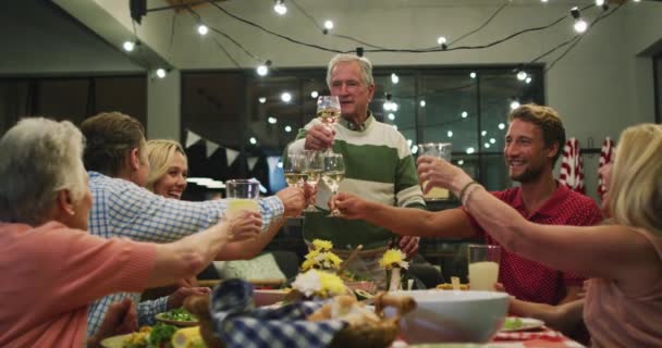 Kaukasische Mehrgenerationenfamilie Genießt Ihre Zeit Hause Sitzt Tisch Isst Gemeinsam — Stockvideo