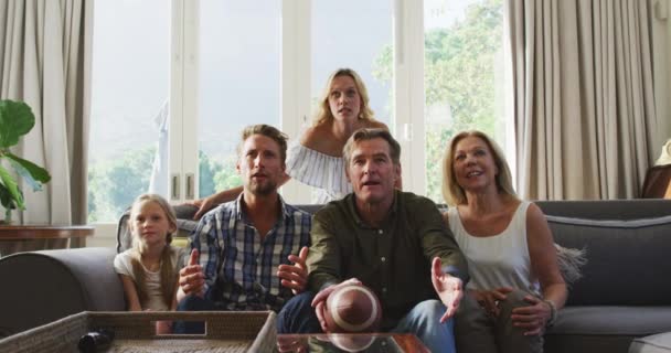 Famille Caucasienne Multigénérationnelle Jouissant Leur Temps Maison Assise Sur Canapé — Video