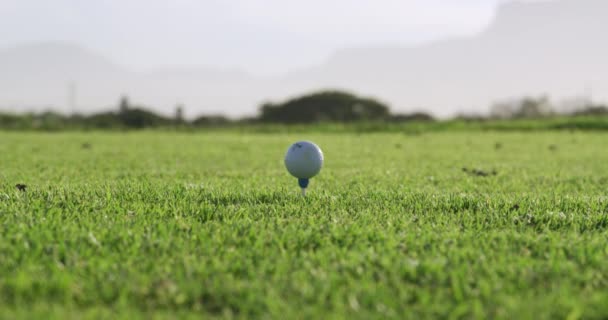 Angolo Basso Primo Piano Golf Club Oscillazione Colpire Una Pallina — Video Stock