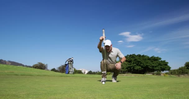 Vit Man Golfare Hukar Sig Ner Golfbana Håller Golfklubb Solig — Stockvideo