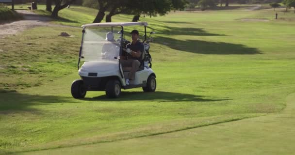 Två Kaukasiska Manliga Golfare Spelar Ett Spel Kör Golfvagn Golfbana — Stockvideo