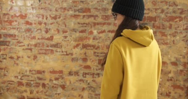 Een Blanke Vrouw Met Casual Street Fashion Kleding Een Zonnebril — Stockvideo