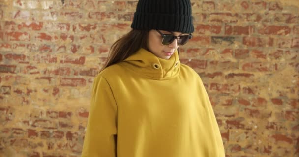 Sokak Modası Kıyafetleri Güneş Gözlüğü Takan Beyaz Bir Kadın Tuğla — Stok video