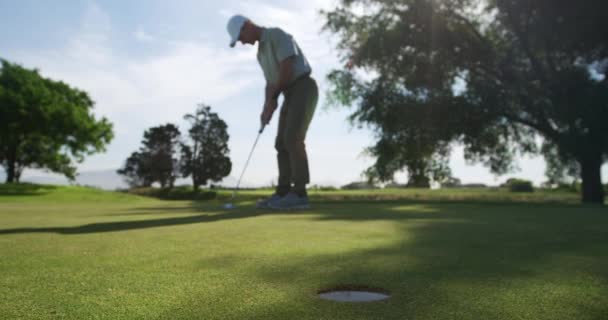 Vista Bajo Ángulo Golfista Caucásico Campo Golf Sosteniendo Club Golf — Vídeo de stock