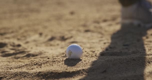 Feche Taco Golfista Campo Golfe Dia Ensolarado Balançando Batendo Uma — Vídeo de Stock