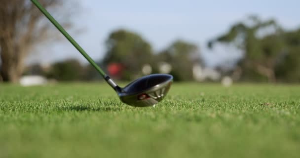 Niski Kąt Zbliżenie Kij Golfowy Huśtawka Uderzenie Piłkę Golfową Tee — Wideo stockowe