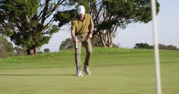 Bělošský Golfista Golfovém Hřišti Slunečného Dne Čepicí Golfovým Oblečením Dřepící — Stock video