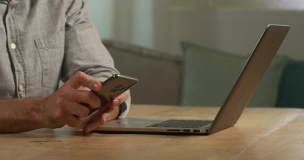 Midden Een Kaukasische Man Die Tijd Thuis Doorbrengt Sociale Afstand — Stockvideo