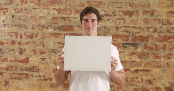 Portret Van Een Blanke Man Met Een Wit Doek Zijn — Stockvideo