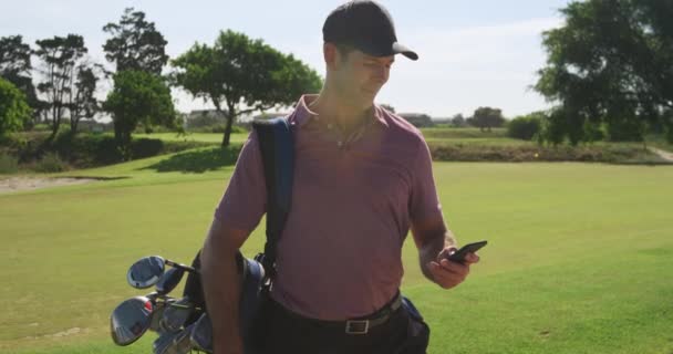 Golfista Masculino Caucasiano Caminhando Campo Golfe Dia Ensolarado Vestindo Boné — Vídeo de Stock