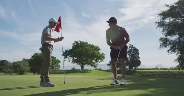 Zwei Kaukasische Golfer Auf Einem Golfplatz Mit Mützen Und Golfklamotten — Stockvideo