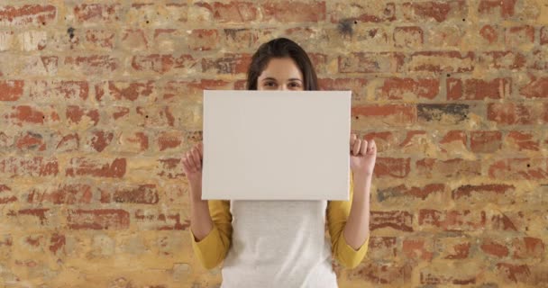 Retrato Una Mujer Caucásica Sosteniendo Lienzo Blanco Blanco Sus Manos — Vídeos de Stock