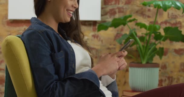 Une Femme Caucasienne Passe Temps Maison Prendre Ses Distances Sociales — Video