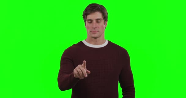 彼の指で仮想対話型の画面に触れ 緑の画面の背景を持つ白人男性 — ストック動画
