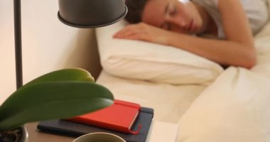 Beyaz kadın, Coronavirus covid 19 salgını sırasında karantinada kendini izole ederek ve sosyal mesafeyi koruyarak evde vakit geçiriyor.