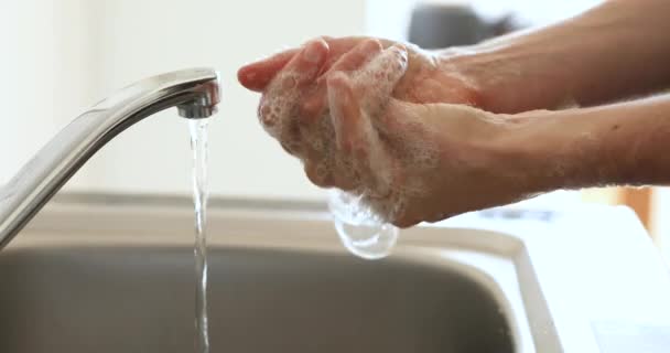 一名白种人妇女用肥皂洗手时 在家中度过了一段自我隔离和与社会疏离的日子 在这段时间里 她与外界保持着隔离和距离 — 图库视频影像