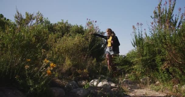 在阳光灿烂的日子里 白种人夫妇一边散步一边慢吞吞地欣赏风景 一边去登山 玩得很开心 — 图库视频影像