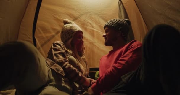 Casal Caucasiano Divertindo Uma Viagem Para Montanhas Deitado Uma Tenda — Vídeo de Stock