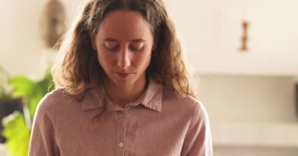 Blanke Vrouw Die Thuis Tijd Doorbrengt Met Zichzelf Isoleren Sociale — Stockvideo